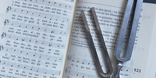 Gesangbuch mit Stimmgabeln. Foto Gunda Brüske